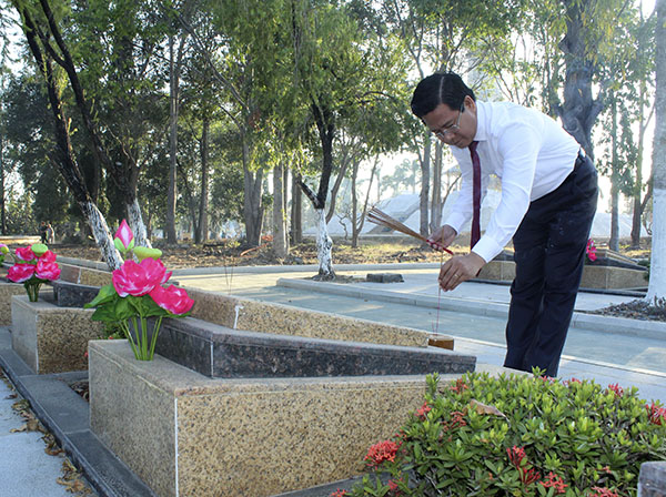 Ông Bùi Chí Thành, Ủy viên Dự khuyết Trung ương Đảng, Ủy viên Ban Thường vụ Tỉnh ủy, Chủ tịch Ủy ban MTTQVN tỉnh thắp nhang tại các phần mộ liệt sĩ.