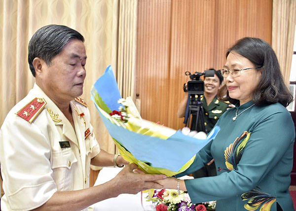 Bà Nguyễn Thị Yến, Phó Bí thư Thường trực Tỉnh ủy, Trưởng Đoàn ĐBQH tỉnh tặng hoa chúc mừng Anh hùng LLVTND Trung tướng Châu Văn Mẫn trong buổi họp mặt.