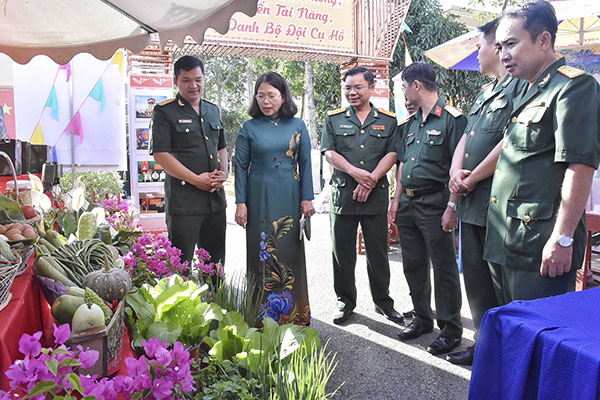 Bà Nguyễn Thị Yến, Phó Bí thư Thường trực Tỉnh ủy, Trưởng Đoàn ĐBQH tỉnh tham quan mô hình tăng gia sản xuất trong hội trại LLVT tại buổi họp mặt.