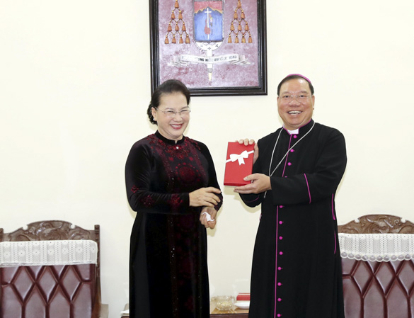 Chủ tịch Quốc hội Nguyễn Thị Kim Ngân chúc mừng Tổng Giám mục Tổng Giáo phận Hà Nội Giuse Vũ Văn Thiên. Ảnh: TRỌNG ĐỨC 
