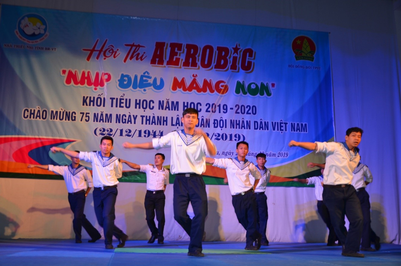 Chiến sĩ Tiểu đoàn DK1 giao lưu với các em thiếu nhi tại hội thi với màn nhảy “Bống bống bang bang”.