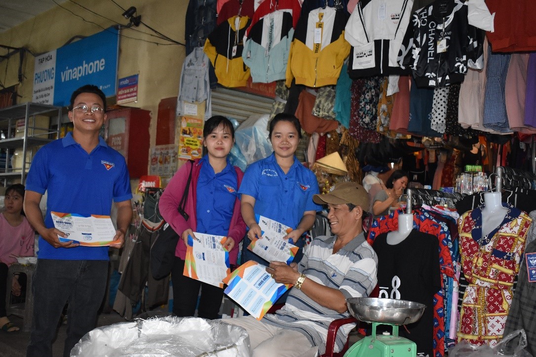 ĐVTN phát tờ rơi tuyên truyền “Người Việt Nam ưu tiên dùng hàng Việt Nam” cho các tiểu thương tại chợ Hòa Long.