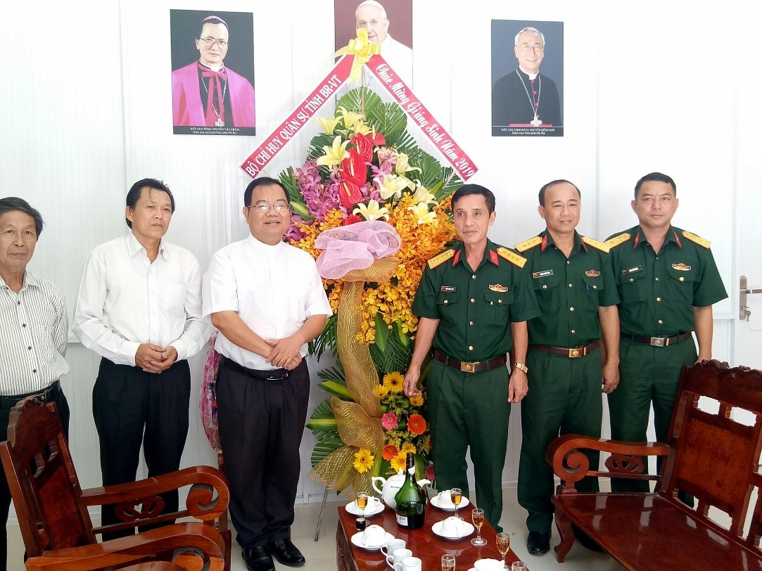 Lãnh đạo Bộ CHQS tỉnh thăm, chúc mừng Giáo xứ Long Toàn, TP.Bà Rịa.