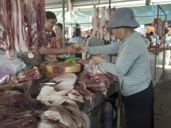 Dù nguồn cung không thiếu, giá heo vẫn đang tăng phi mã.  Trong ảnh: Người dân mua thịt heo tại chợ phường Phước Nguyên, TP.Bà Rịa.