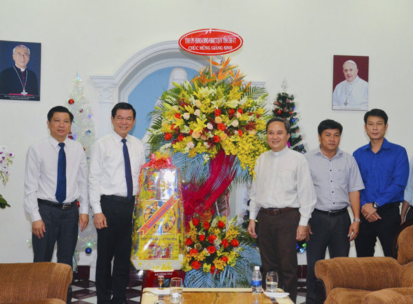 Ông Nguyễn Hồng Lĩnh, Ủy viên Trung ương Đảng, Bí thư Tỉnh ủy, Chủ tịch HĐND tỉnh tặng lẵng hoa chúc mừng Giáo xứ Vũng Tàu.  