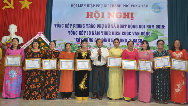 Ông Nguyễn Đăng Minh, Phó Bí thư Thường trực Thành ủy Vũng Tàu trao Giấy khen của UBND TP. Vũng Tàu cho các tập thể có thành tích xuất sắc trong hoạt động Hội LHPN năm 2019.