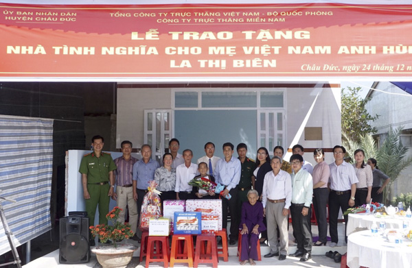 Đại diện các DN, chính quyền tại lễ trao nhà tình nghĩa cho Mẹ La Thị Biên.