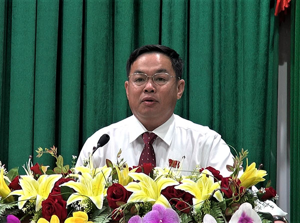 Ông Nguyễn Bá Hùng, Chủ tịch UBND huyện tiếp thu các ý kiến phát biểu của các đại biểu dự kỳ họp.