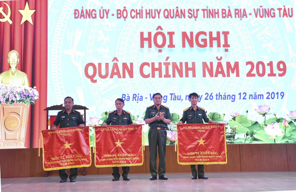 Đại tá Phạm Phú Ý, Chỉ huy trưởng Bộ CHQS tỉnh trao Cờ thi đua của Quân khu 7 cho các tập thể trong LLVT tỉnh.