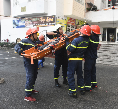 Nạn nhân vụ cháy được giải cứu đưa xuống đất.