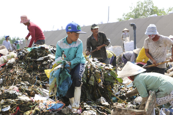 Trẻ em nhặt rác tại bãi chôn lấp chất thải sinh hoạt Khu xử lý chất thải tập trung Tóc Tiên (TX. Phú Mỹ). Ảnh: QUANG VŨ