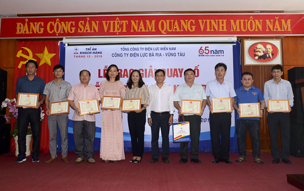 Ông Trần Thanh Hải, Phó Giám đốc Công ty Điện lực BR-VT trao giấy khen cho các tập thể có thành tích trong công tác tuyên truyền sử dụng điện an toàn, tiết kiệm, hiệu quả năm 2019.