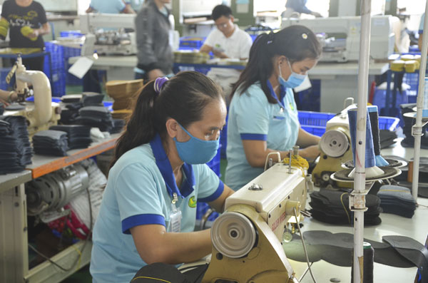 Sản xuất đế giày tại Công ty TNHH sản xuất Giày Vĩnh Uy II (KCN Đất Đỏ 1).