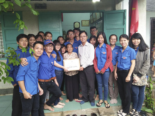 Thầy Phạm Ngọc Tân và các ĐVTN trường CĐ Sư phạm BR-VT thăm, tặng quà Mẹ VNAH La Thị Biên (xã Nghĩa Thành, huyện Châu Đức).