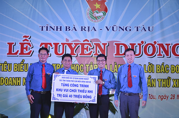 Đại diện Đoàn thanh niên Cụm trao tặng 40 triệu đồng cho Tỉnh Đoàn BR-VT để xây dựng công trình vui chơi cho trẻ em nghèo. 
