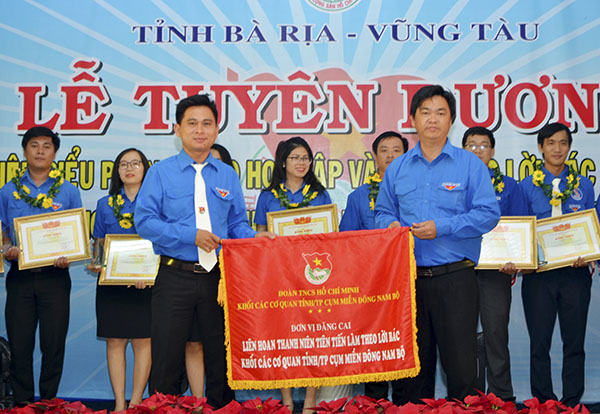Anh Lê Văn Minh, Bí thư Tỉnh Đoàn BR-VT (hàng đầu, bên phải) trao Cờ đăng cai tổ chức Liên hoan năm 2020 cho anh Đinh Tấn Nhàn, Bí thư Đoàn Khối cơ quan và DN tỉnh Tây Ninh. 