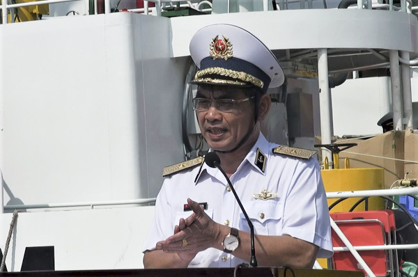 Chuẩn Đô đốc Phạm Khắc Lượng, Ủy viên Đảng ủy Quân chủng, Tư lệnh Vùng 2 Hải quân phát biểu chúc mừng các đại biểu, phóng viên trước giờ khởi hành đi thăm, chúc Tết cán bộ, chiến sĩ nhà giàn DK1.