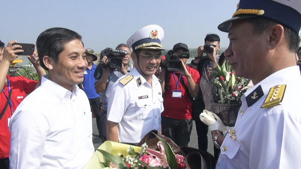 Ông Nguyễn Kế Toại (bên trái), Phó Chủ tịch Ủy ban MTTQVN tỉnh tặng hoa chúc mừng cán bộ, chiến sĩ Bộ Tư lệnh Vùng 2 trước chuyến công tác thăm, chúc Tết cán bộ, chiến sĩ nhà giàn DK1.