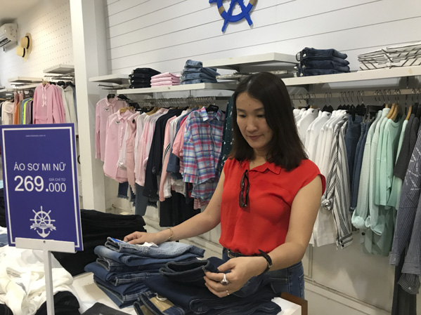 Khách chọn mua đồ tại Công ty TNHH Thương mại dịch vụ tư vấn thiết kế thời trang Việt (Ninomaxx).