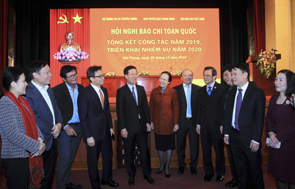 Trưởng Ban Tuyên giáo Trung ương Võ Văn Thưởng, Phó Thủ tướng Vũ Đức Đam cùng các đại biểu dự hội nghị. 