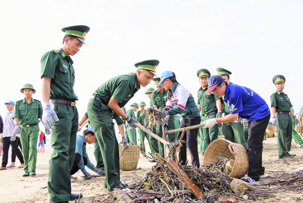 Đoàn viên, thanh niên BĐBP tỉnh và các lực lượng thu gom rác trên bãi biển tại TP. Vũng Tàu.