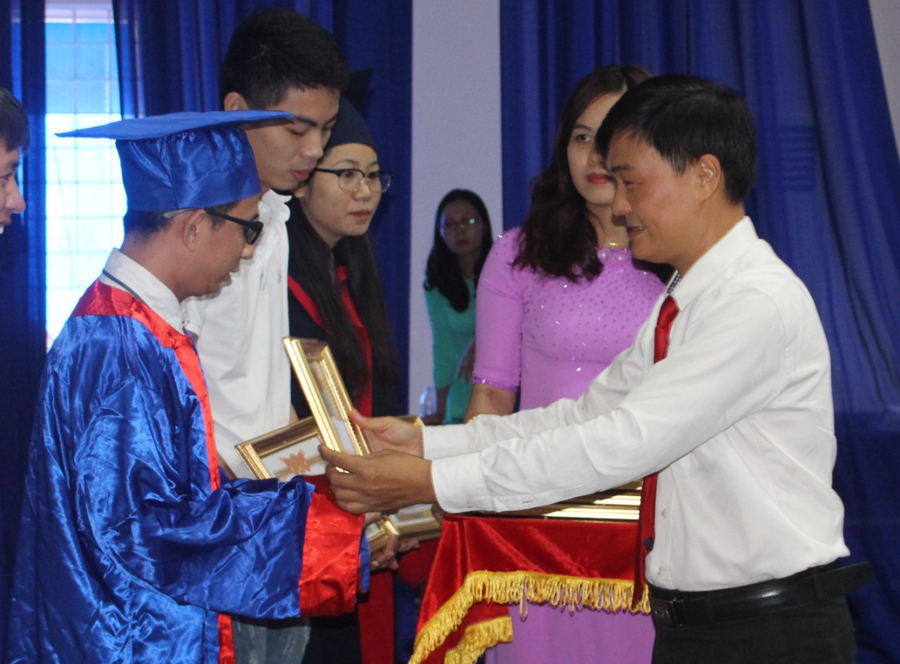 Ông Ngô Xuân Khoát, Phó Hiệu trưởng Trường CĐ Kỹ thuật Công nghệ BR-VT tặng Giấy khen của nhà trường cho các HS, SV có thành tích học tập tốt.