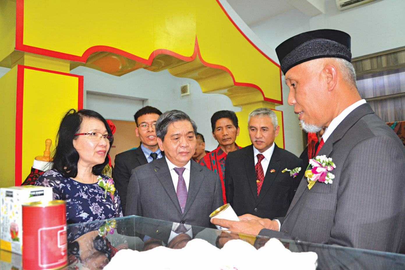 Ông Lê Tuấn Quốc, Phó Chủ tịch UBND tỉnh và Thị trưởng TP. Padang, Indonesia (bìa phải) cùng các đại biểu tham quan phòng trưng bày XTTM TP. Padang.  