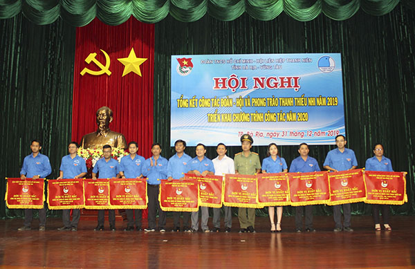 Anh Lê Văn Minh, Bí thư Tỉnh Đoàn trao Cờ thi đua cho 12 Đoàn cơ sở.