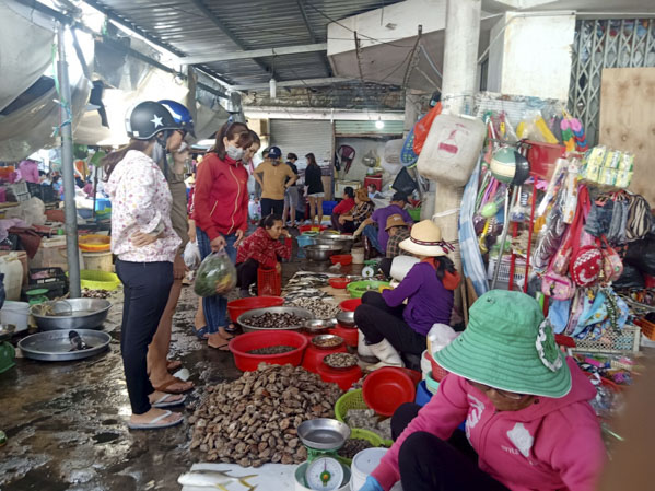 Khách hàng chọn mua hải sản tại chợ Rạch Dừa, TP. Vũng Tàu.