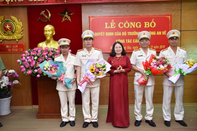 Bà Nguyễn Thị Yến, Phó Bí thư thường trực Tỉnh ủy, Trưởng đoàn Đại biểu Quốc hội tỉnh tặng hoa chúc mừng các Phó Giám đốc Công an tỉnh được nhận quyết định điều động, bộ nhiệm lại.