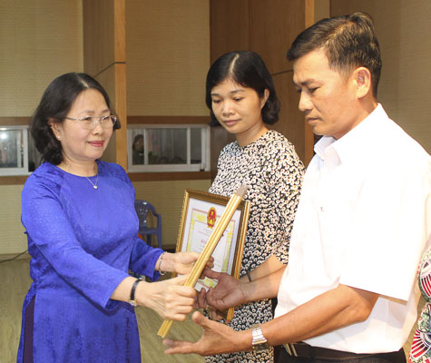 Bà Nguyễn Thị Yến, Phó Bí thư Thường trực Tỉnh ủy, Trưởng Đoàn ĐBQH tỉnh trao Bằng khen của UBND tỉnh cho các cá nhân có thành tích xuất sắc trong thực hiện phong trào thi đua ngành dân vận năm 2019.