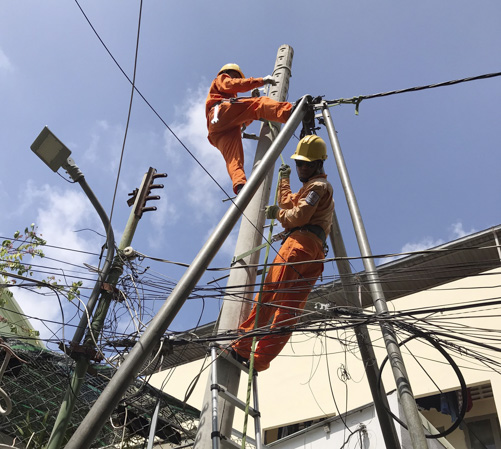 Công nhân Điện lực TP. Vũng Tàu sửa chữa lưới điện trên đường Lê Văn Lộc, TP. Vũng Tàu.