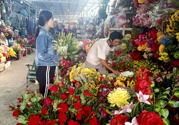Khách hàng chọn mua hoa giả trên đường Nguyễn Tri Phương, TP. Vũng Tàu.