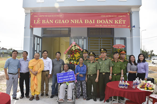 Đại diện các cơ quan và doanh nghiệp tại lễ bàn giao nhà Đại đoàn kết cho gia đình ông Phạm Văn Tài.