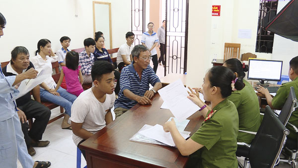 Cán bộ Công an TP.Vũng Tàu chụp ảnh làm hồ sơ cấp CCCD cho HS.