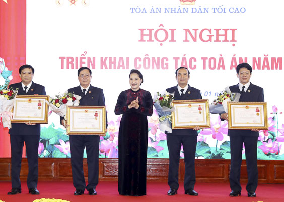 Chủ tịch Quốc hội Nguyễn Thị Kim Ngân trao Huân chương Lao động hạng Nhất cho các cá nhân của Tòa án nhân dân tối cao. Ảnh: TRỌNG ĐỨC 