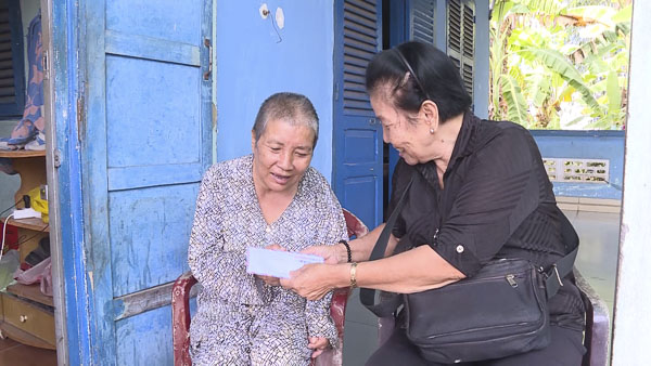 Bà Trương Thị Cửu, Chủ tịch Hội Nạn nhân chất độc da cam/dioxin và Bảo trợ xã hội huyện Đất Đỏ trao quà cho người khuyết tật.