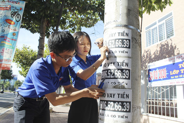 Thanh Sang tham gia tẩy xóa quảng cáo trái phép làm xấu cây xanh, cột điện quanh trường.