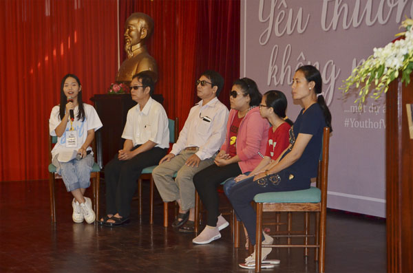 Thùy Trang làm MC cho chương trình “Yêu thương không màu” do nhóm Youth of Vung Tau tổ chức.