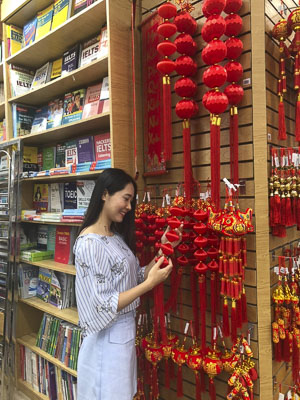 Khách chọn mua các sản phẩm trang trí Tết tại Nhà sách Fahasa Vũng Tàu (siêu thị Co.op Mart Vũng Tàu).