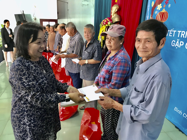 Bà Lê Kim Lựu trao quà Tết cho gia đình chính sách xã Bình Châu 