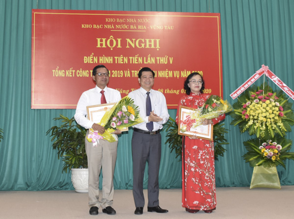 Ông Trần Văn Tuấn, Phó Chủ tịch UBND tỉnh trao tặng Bằng khen  của Thủ tướng Chính phủ cho 2 tập thể là KBNN tỉnh, KBNN Bà Rịa. 