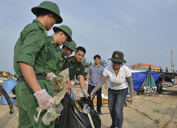 Bà Lê Thị Trang Đài, Chủ tịch UBND huyện Xuyên Mộc cùng các ĐVTN Đồn Biên phòng Phước Thuận thu gom rác ven biển.  