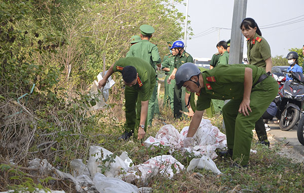 ĐVTN khối lực lượng vũ trang huyện Xuyên Mộc thu gom rác.