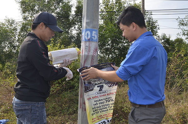 ĐVTN bóc dỡ bảng quảng cáo trái phép trên các cây xanh, cột điện tuyến đường ven biển của huyện.