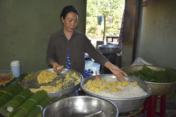 Bà Nguyễn Thị Nhung (ấp Bắc 1, xã Hòa Long, TP.Bà Rịa) đang chuẩn bị nhân để gói bánh tét bán cho các chợ và khách hàng đặt mua tại nhà. 