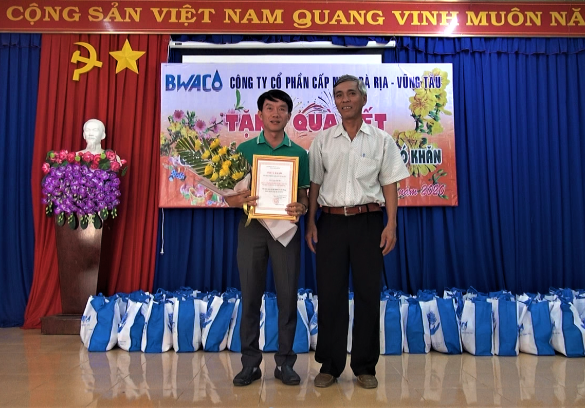 Ông Nguyễn Tám (bên phải), Phó Chủ tịch UBND xã Xà Bang trao thư cảm ơn cho ông Nguyễn Huy Việt, Phó Giám đốc Chi nhánh Cấp nước Châu Đức.