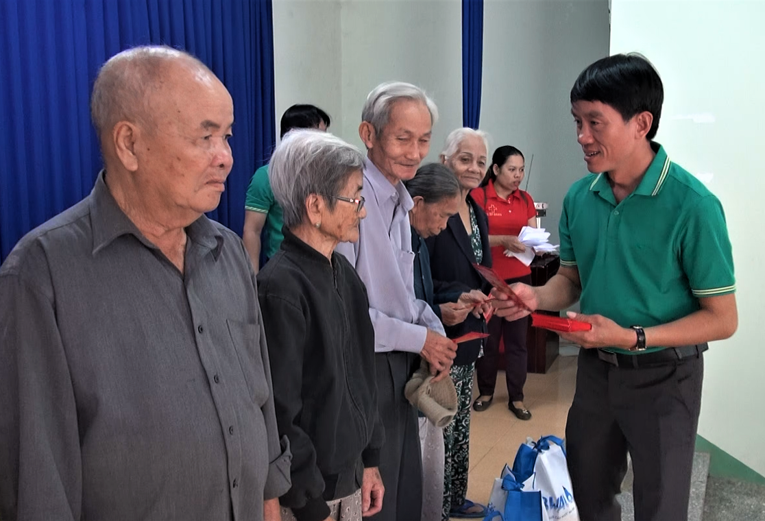Ông Nguyễn Huy Việt, Phó Giám đốc Chi nhánh Cấp nước Châu Đức trao quà Tết cho người nghèo xã Xà Bang.