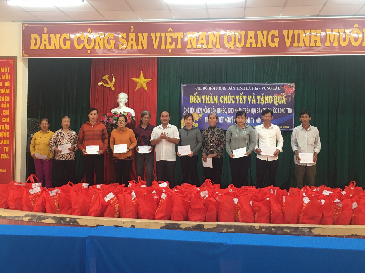 Chi bộ Hội Nông dân tỉnh tặng quà Tết cho hội viên nghèo, có hoàn cảnh khó khăn tại xã Phước Long Thọ, huyện Đất Đỏ. 