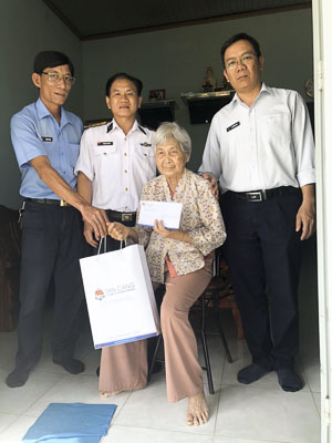Đại diện cảng TCIT tặng quà Mẹ Việt Nam Anh hùng Nguyễn Thị Khích, phường Phú Mỹ. Ảnh: An Nhật